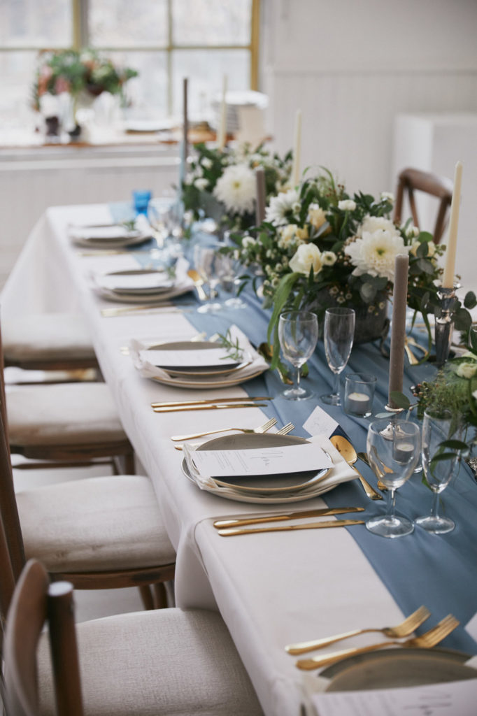 blue wedding table decoration gold cutlery